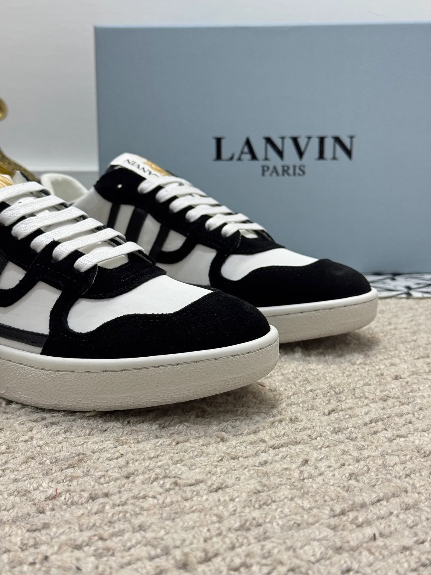 Men's men's shoes 💰520 [New style] 🦈🦈lanvin #LANVIN spring and summer series new colors ❤️‍🔥The latest lace-up fashionable casual Forrest Gump running shoes~bumpr high-quality couple 👫 series!! The latest trendy products of the season. Many bloggers have planted grass and purchased the original molds for customization. The uppers are nubuck leather. They are very versatile, fashionable and casual, and are comfortable to wear on the feet. Recommended! The original molds have clear logo rubber bottoms, which are non-slip and wear-resistant. Size: Female 36~40 Male 38-44 (45 customized